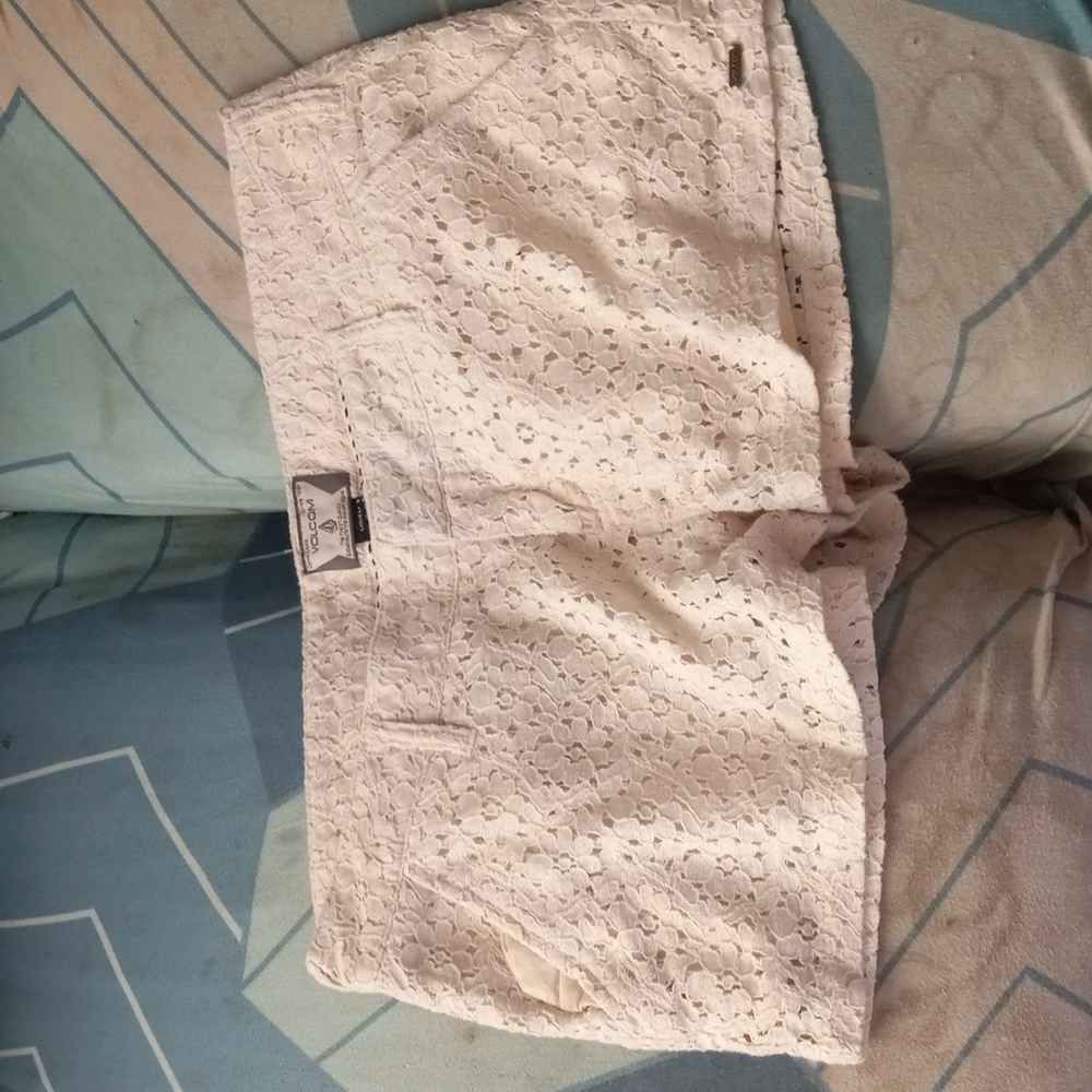 EUC Volcom S Ladies-Junior 5 Cream Shorts